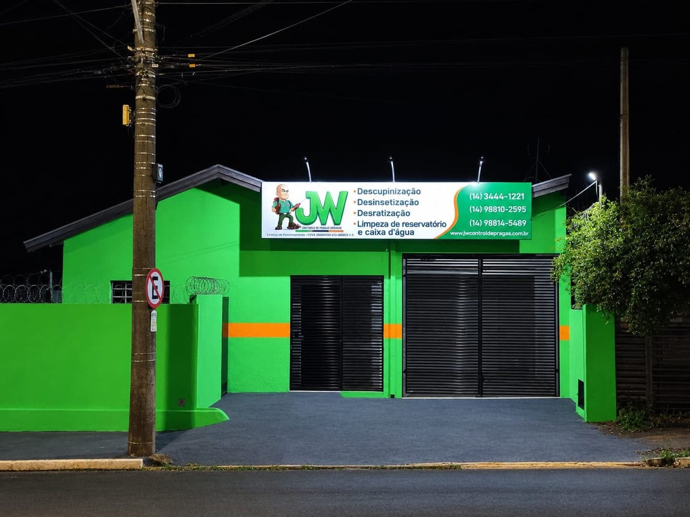 Fachada da sede da JW Controle de Pragas em Bauru, com placa de serviços e contatos